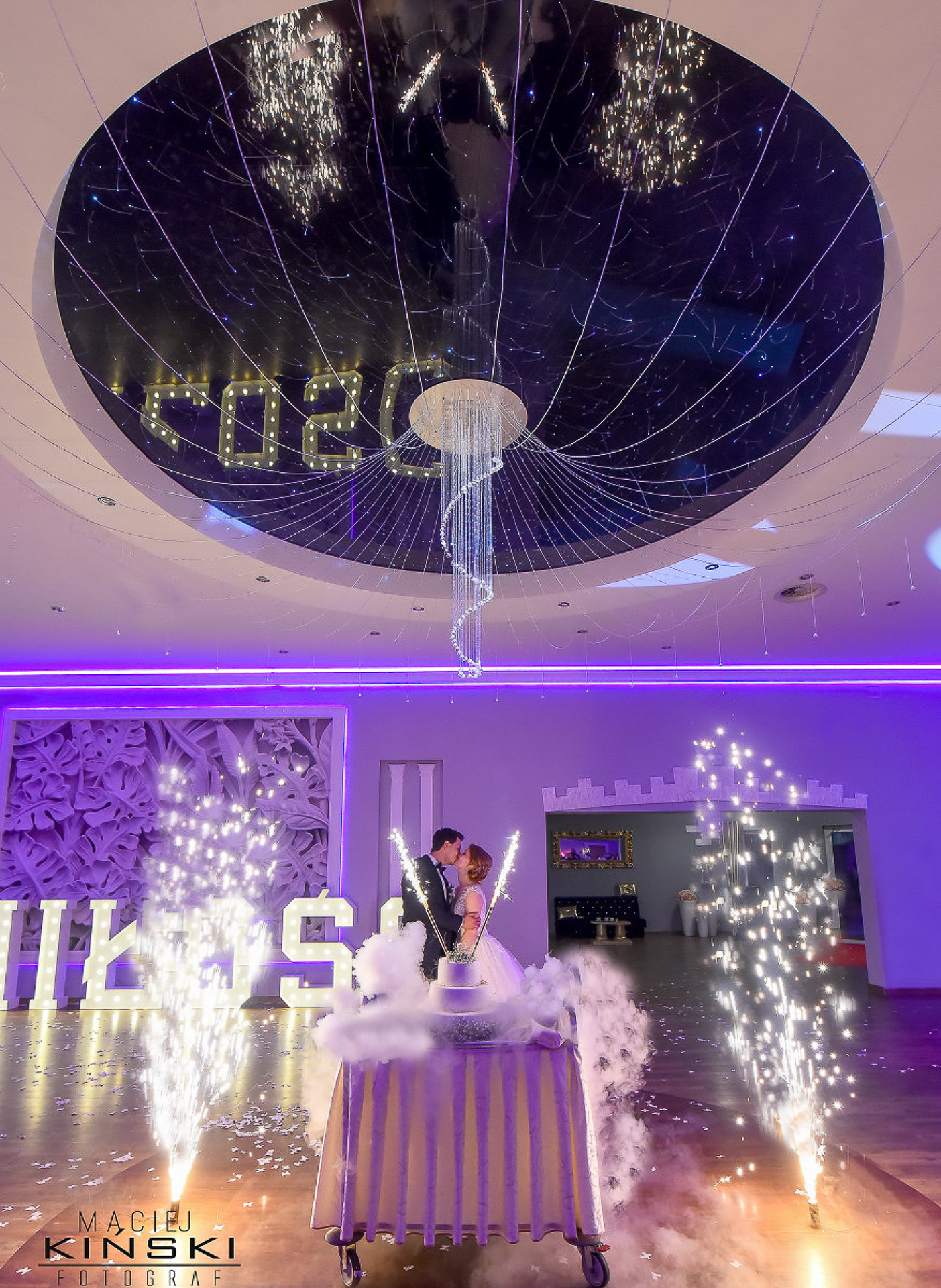 Taniec w dymie (ciężki dym) &ndash; galeria ślubna, fotograf Częstochowa