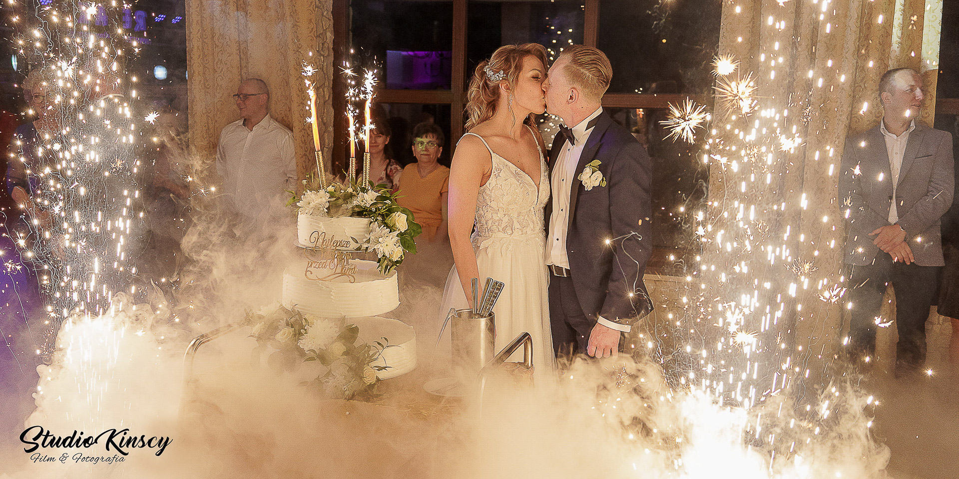 Tort weselny — fotografia ślubna detale – fotograf Częstochowa